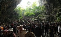 Hàng vạn du khách đổ về động Hương Tích trong ngày khai hội chùa Hương. Ảnh: TRỌNG TÀI