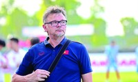 HLV Philippe Troussier khi dẫn dắt U19 Việt Nam. Ảnh: TN