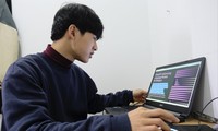 Em Nguyễn Mạnh Tâm, sinh viên ngành Công nghệ thông tin (Trường Cao đẳng FPT Hà Nội) trải nghiệm “siêu trí tuệ” ChatGPT Ảnh: Châu Linh 