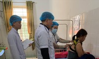 Nhân viên y tế khoa Y học cổ truyền - Phục hồi chức năng Bệnh viện Đa khoa huyện Quan Sơn thăm khám bệnh nhân