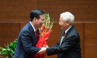 Tổng Bí thư Nguyễn Phú Trọng tặng hoa chúc mừng Chủ tịch nước Võ Văn Thưởng. Ảnh: Phạm Thắng