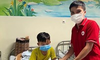 Anh Phan Xuân Phúc trao quà cho bệnh nhân nhí tại Bệnh viện Ung bướu Đà Nẵng. Ảnh: NVCC