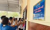 Nhiều bạn trẻ ở thành phố Bắc Giang hào hứng quét mã QR để đọc sách trên điện thoại. Ảnh: N.T