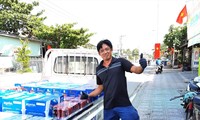 Ngoài thời gian làm tài xế, anh Nguyễn Hữu Hiệp chạy xe đi hút đinh