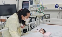Trẻ mắc bệnh tay chân miệng điều trị tại Bệnh viện Nhi đồng 1 TPHCM. Ảnh: Vân Sơn