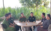 Thiếu tá Bền (thứ 3 trái qua) cùng BĐBP thăm hỏi gia đình anh Trần Đình Đạo