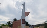Bia tưởng niệm Điểm tiếp nhận vũ khí Bắc - Nam tại ngã 3 mũi tàu thuộc xã Thạnh Phong, huyện Thạnh Phú. Ảnh: Hoà Hội