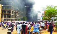 Những người ủng hộ phe đảo chính tổ chức biểu tình ở thủ đô Niamey của Niger. Ảnh: AP