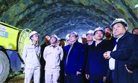 Thủ tướng Chính phủ Phạm Minh Chính và đại diện các Bộ ngành kiểm tra, thị sát dự án, trong đó có hầm Thần Vũ do Cty TNHH Hòa Hiệp và Cienco 4 thi công