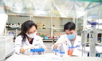 Sinh viên Trường ĐH Việt Pháp học tập trong phòng thí nghiệm. Ảnh: Trường ĐH Việt Pháp