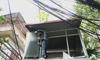 Tháo dỡ chuồng cọp tại chung cư mini của ông Nghiêm Quang Minh tại quận Tây Hồ