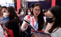 Thí sinh tham gia tư vấn tuyển sinh 2023 tại Hà Nội. Ảnh: Mạnh Thắng