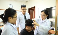 TS. Hà Thị Thanh Hương (ngoài cùng, bên phải), giảng viên ĐH Quốc tế làm thí nghiệm đo điện não cùng với nhóm nghiên cứu
