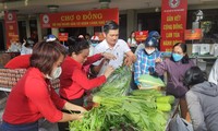 Anh Lê Quốc Hải tặng rau cho người dân tại “phiên chợ 0 đồng”