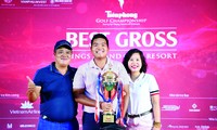 Đức Sơn rạng rỡ bên gia đình với chiếc Cúp vô địch Tiền Phong Golf Championship 2023. Ảnh: Như Ý