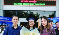 Trần Anh Ngọc nhận bằng tốt nghiệp xuất sắc bên cạnh bố mẹ