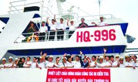 Tàu HQ 996 đưa hơn 400 cán bộ, chiến sĩ hải quân và nhà báo ra thăm quần đảo Trường Sa. Ảnh: CÔNG HOAN