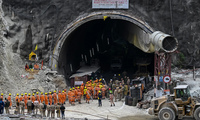 Ngày 28/11, nhân viên cứu hộ tập trung gần mặt đường hầm bị sập. Ảnh: Getty Images