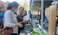 Doanh nghiệp tỉnh Lâm Đồng giới thiệu nông sản đến người tiêu dùng TPHCM. Ảnh: U.P