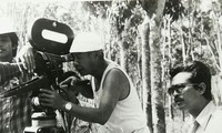 Đạo diễn Long Vân (ngoài cùng bên phải) trong khi làm phim Biệt động Sài Gòn