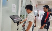 Người dân thực hiện thủ tục hành chính tại Sở GTVT Hà Nội ngày 2/1/2024