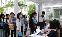 Thí sinh dự thi đánh giá năng lực của ĐH Quốc gia Hà Nội năm 2023 để lấy kết quả xét tuyển vào các trường ĐH. Ảnh: Diệp An
