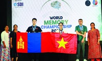 Đặng Ngọc Phương Trinh (thứ 3, bên phải) phá kỷ lục thế giới trong cuộc thi Siêu trí nhớ thế giới 2023. Ảnh: NVCC