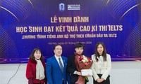 Em Nguyễn Hàn Bách, học sinh lớp 11, trường THPT Tây Hồ, Hà Nội (thứ 2 từ phải qua) trong lễ vinh danh đạt điểm cao thi IELTS