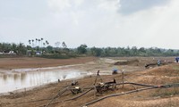 Người dân huyện Đắk Mil (Đắk Nông) túc trực tại hồ để bơm nước