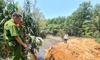 Công an huyện Vĩnh Linh, tỉnh Quảng Trị kiểm tra việc đảm bảo môi trường trên địa bàn xã Vĩnh Hà