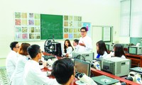 Sinh viên ĐH Bách khoa Hà Nội trong các phòng lab học tập, nghiên cứu liên quan đến vi mạch bán dẫn. Ảnh: Kim Chi