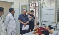 Đoàn công tác Cục An toàn thực phẩm Bộ Y tế thăm bệnh nhân bị ngộ độc thực phẩm đang điều trị tại Bệnh viện Đa khoa Long Khánh, tỉnh Đồng Nai. Ảnh: Mạnh Thắng