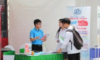 Học sinh Trường THPT chuyên Khoa học Tự nhiên tìm hiểu thông tin đào tạo tại các trường ĐH trực thuộc ĐH Quốc gia Hà Nội hôm qua. Ảnh: Diệp An