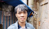 Nguyễn Đăng Văn lúc vừa cứu người trong vụ cháy chung cư mini ở quận Thanh Xuân hồi tháng 9/2023. Ảnh: Trọng Tài