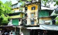 Hàng vạn người dân chung cư cũ Nguyễn Công Trứ đang “sống mòn” trong những căn nhà xuống cấp, xập xệ. Ảnh: Minh Tuấn