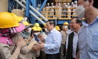 Thủ tướng Chính phủ Phạm Minh Chính thăm hỏi, động viên cán bộ, công nhân đang làm việc tại công trường xây dựng NMNĐ Thái Bình 2 năm 2022