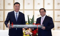 Thủ tướng Phạm Minh Chính tiếp ông Tôn Vinh Khôn, Phó chủ tịch Công ty TNHH Đầu máy và toa xe Đại Liên (ngày 24/6 ở Trung Quốc). Ảnh: Nhật Bắc