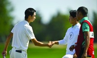 Nguyễn Anh Minh (phải) bắt tay đối thủ Chang Xihuan tại tứ kết US Junior Amateur 2024