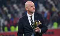 Chủ tịch FIFA Gianni Infantino và chiếc Cúp FIFA Club World Cup. Ảnh: Getty Images