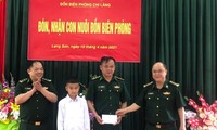  Em Tàng Minh Quân, học sinh lớp 5 Trường Tiểu học xã Bính Xá được Biên phòng Lạng Sơn nhận làm con nuôi Ảnh: Vi Toàn 