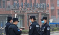 Nhân viên bảo vệ đứng gác bên ngoài Viện Virus học Vũ Hán (Trung Quốc)Nguồn: South China Morning Post 