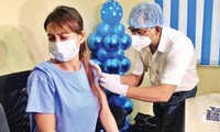 Minh tinh Mimi Chakraborty bị tiêm vaccine giả 