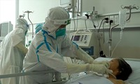 Bác sĩ Trần Thanh Linh chăm sóc một bệnh nhân nguy kịch