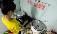 Nữ đầu bếp của nhóm 22 LĐ tự do thất nghiệp “mắc kẹt” tại Hà Nội hiện sống ở phường Dương Nội (quận Hà Đông, Hà Nội) Ảnh: Hoàng Mạnh Thắng 
