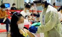 Nhân viên y tế tiêm vắc-xin Medigen cho một bệnh nhân ở Đài Bắc, Đài Loan