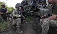 Lính Ukraine mò mẫm với vũ khí hiện đại 