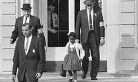 Ruby Bridges được đặc vụ liên bang hộ tống từ trường tháng 11/1960