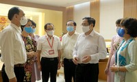 Thủ tướng Phạm Minh Chính trao đổi với các nhà khoa học, đơn vị, doanh nghiệp tham gia nghiên cứu, sản xuất vắc-xin phòng COVID-19Ảnh: Nhật Bắc