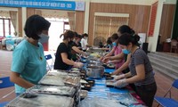 Phụ nữ tại Quế Võ nấu ăn cho người cách ly tập trung ẢNH: Xuân Ân