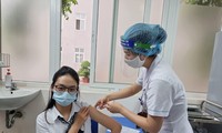 Tiêm vắc-xin cho nhân viên y tế Ảnh: TL